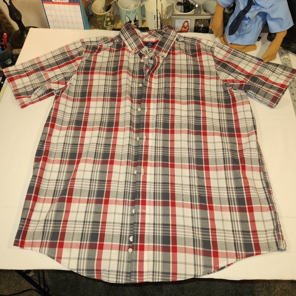 Men's button down casual short sleeve plaid shirt